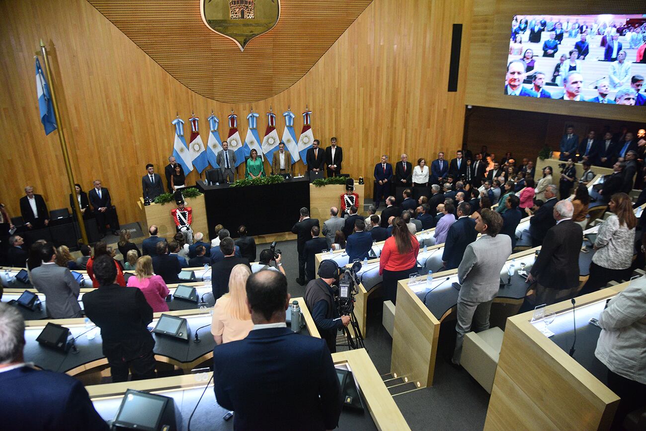 El gobernador Martín Llaryora encabezó este jueves la apertura de sesiones ordinarias en la Legislatura de Córdoba, en medio de una jornada marcada a nivel local por la protesta de docentes agrupados en UEPC a raíz de un reclamo salarial y a nivel nacional por el tratamiento de la ley ómnibus en el Congreso. Foto: (Pedro Castillo / La Voz)