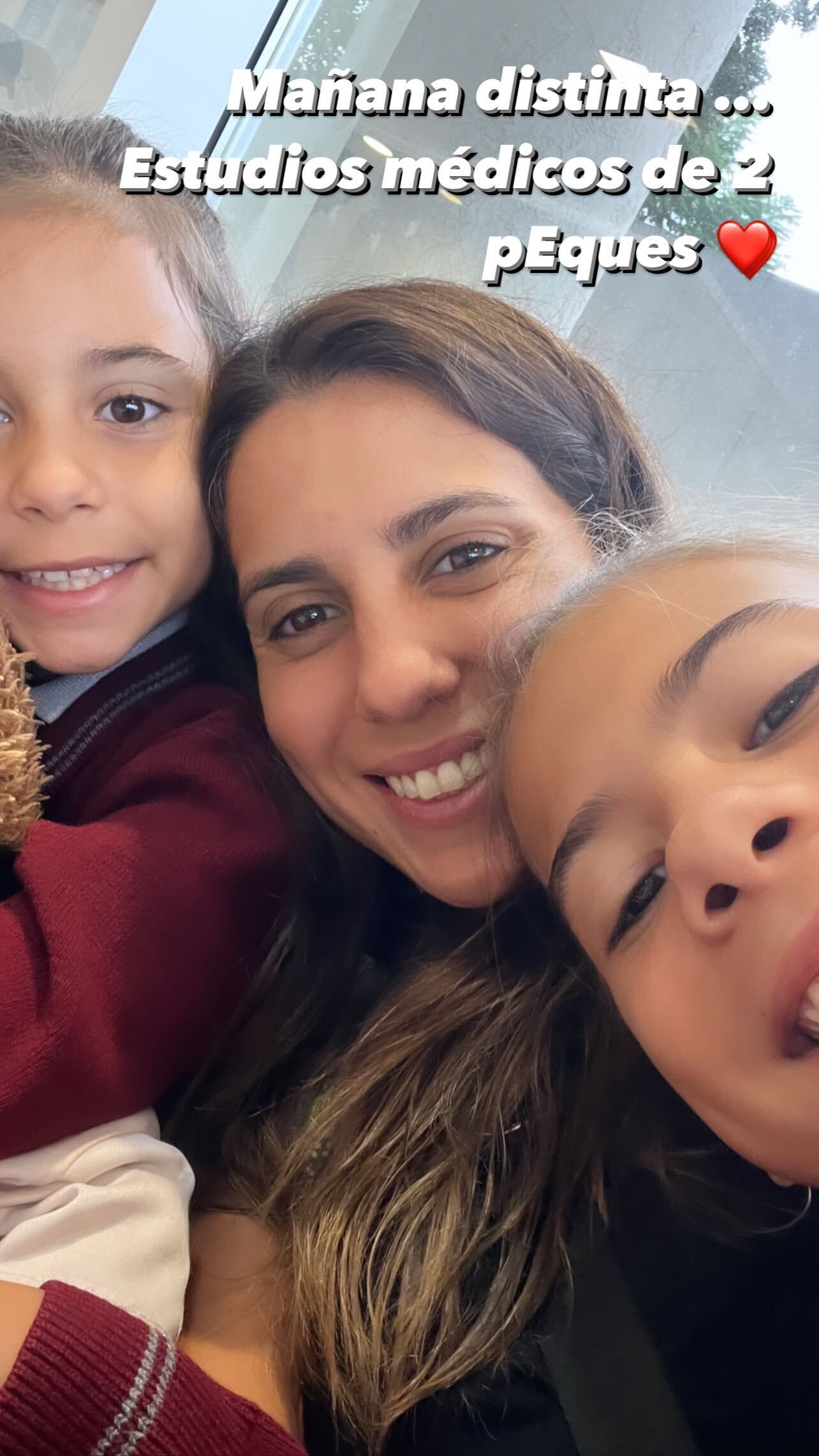 Cinthia Fernández fue al médico con sus hijas