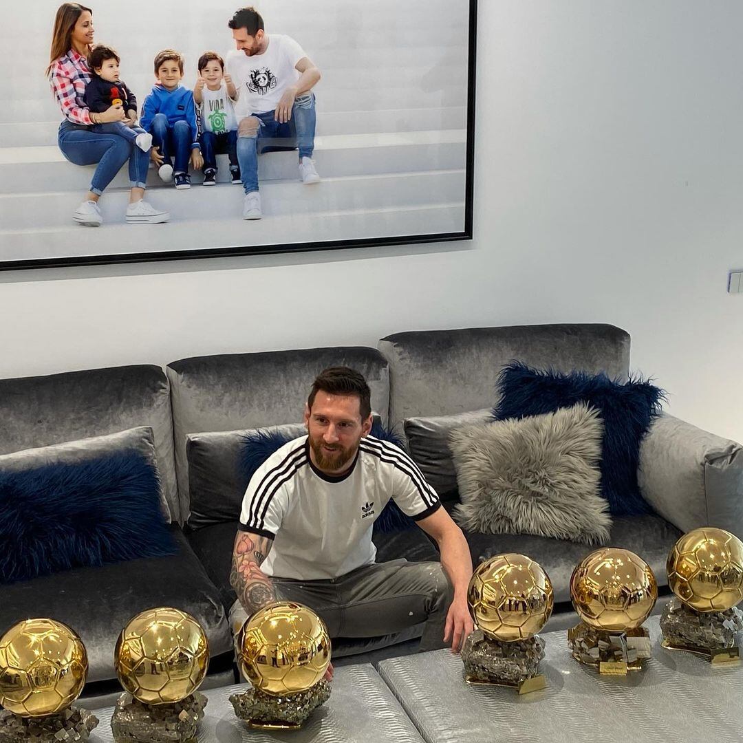 Leo junto a los seis Balones de Oro que ganó en 2009, 2010, 2011, 2012, 2015 y 2019.