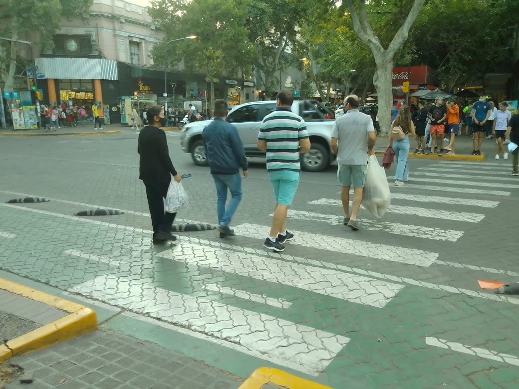 El Centro mendocino se muestra colapsado de personas haciendo sus compras de fin de año.