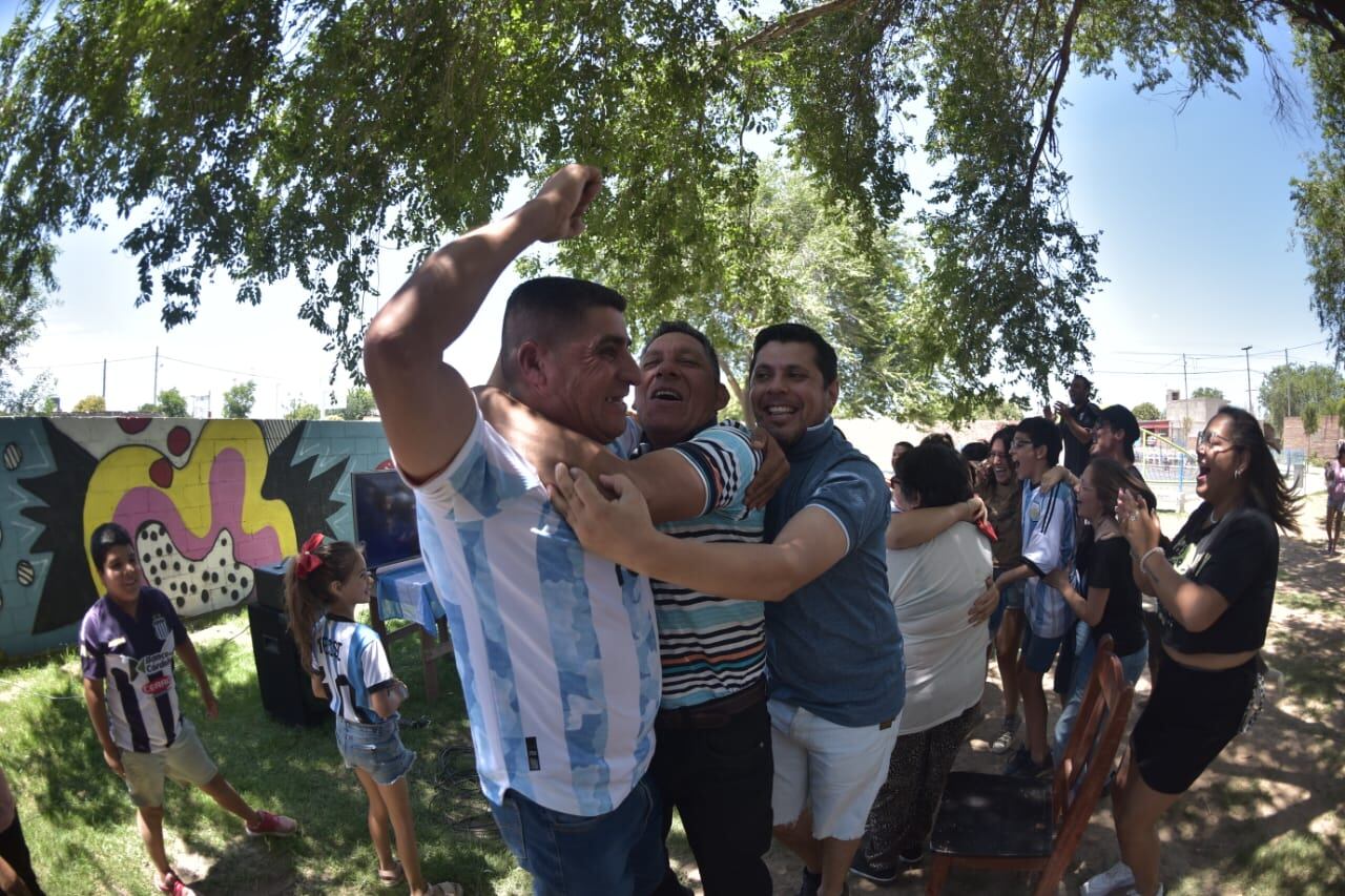 Barrio Villa Rivadavia y el aguante a Cristian "Cuti" Romero en la final del Mundial Qatar 2022. (Facundo Luque / La Voz)