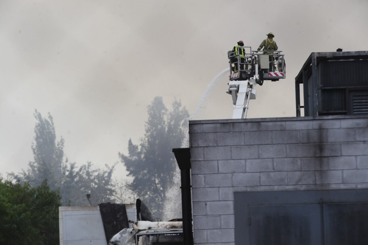 Al menos 20 dotaciones de bomberos trabajaron para apagar el voraz incendio en una panificadora de San Fernando, provincia de Buenos Aires.