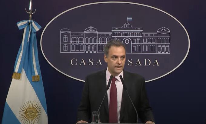 Manuel Adorni en su conferencia de prensa diaria.