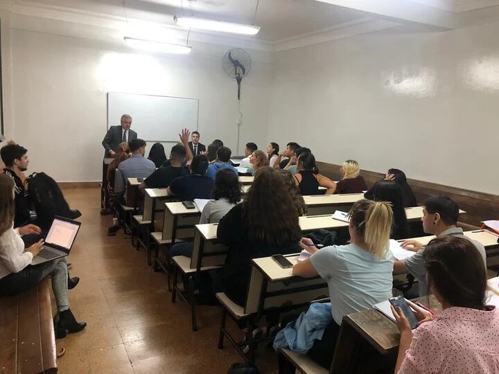 Alberto Fernández impartiendo clases en la Universidad de Buenos Aires.