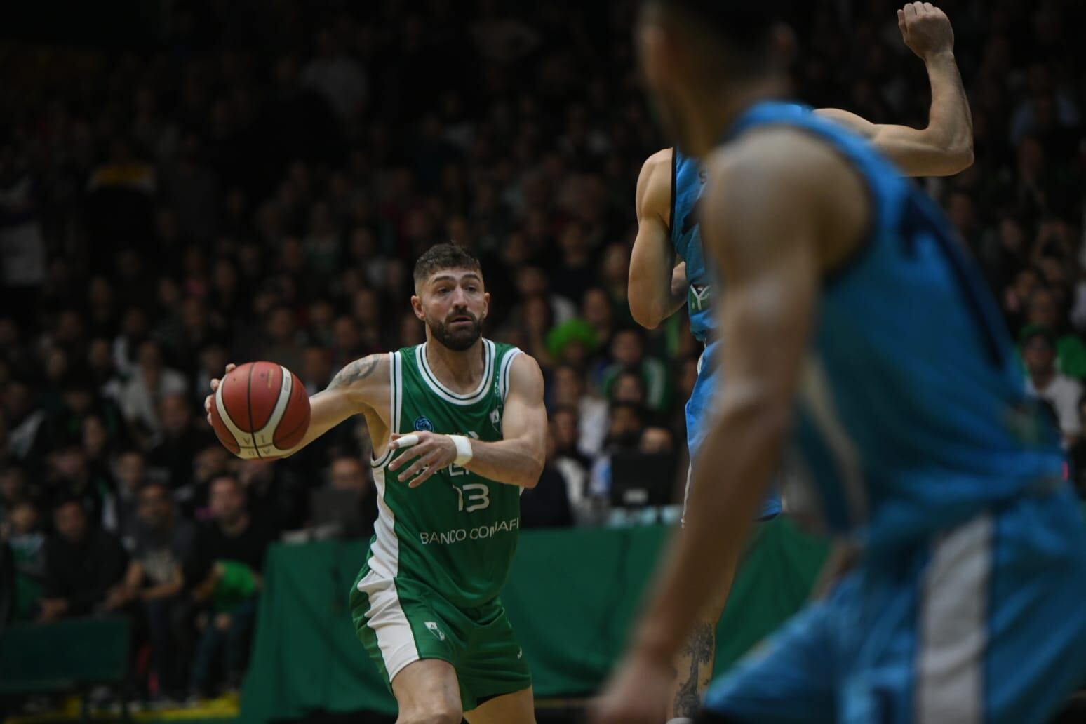 Atenas enfrentó a Racing de Chivilcoy en el Polideportivo Carlos Cerutti por la final de la Liga Argentina de básquet. (Facundo Luque / La Voz)