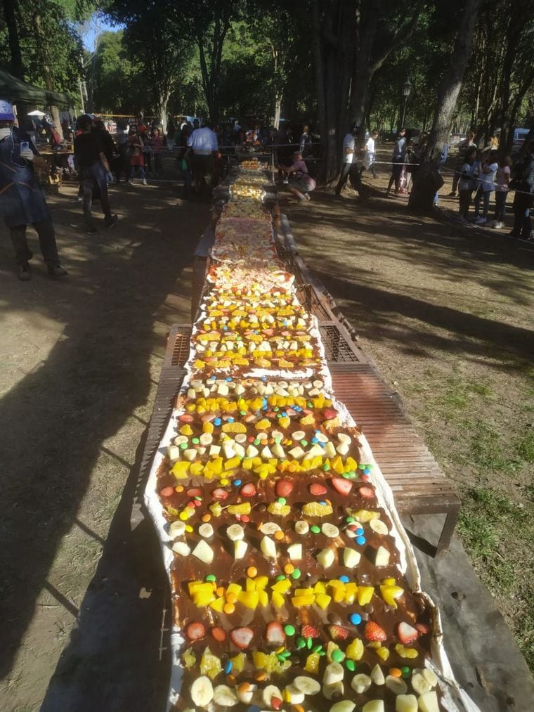 14 personas pusieron manos a la masa y también inventaron decoraciones para la mega pizza a la parrilla.