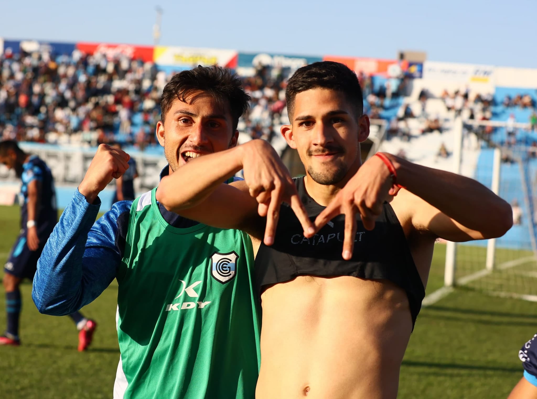 El jugador del "Lobo" Axel Abet festeja el tanto que le dio el triunfo a su equipo en la fecha 26 de la Primera Nacional.