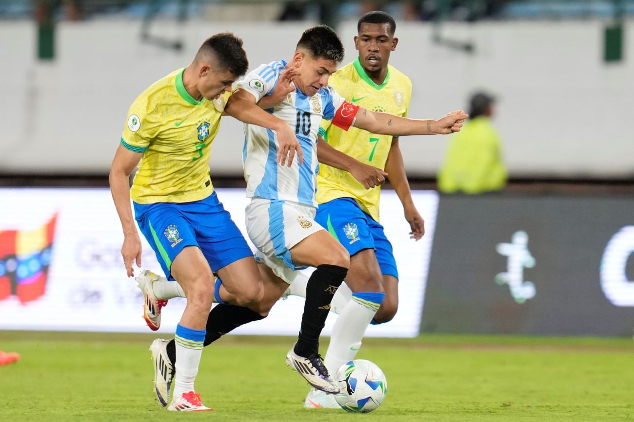 La selección argentina Sub 20 se midió ante Brasil por la cuarta jornada de la fase final del Sudamericano. (AP)