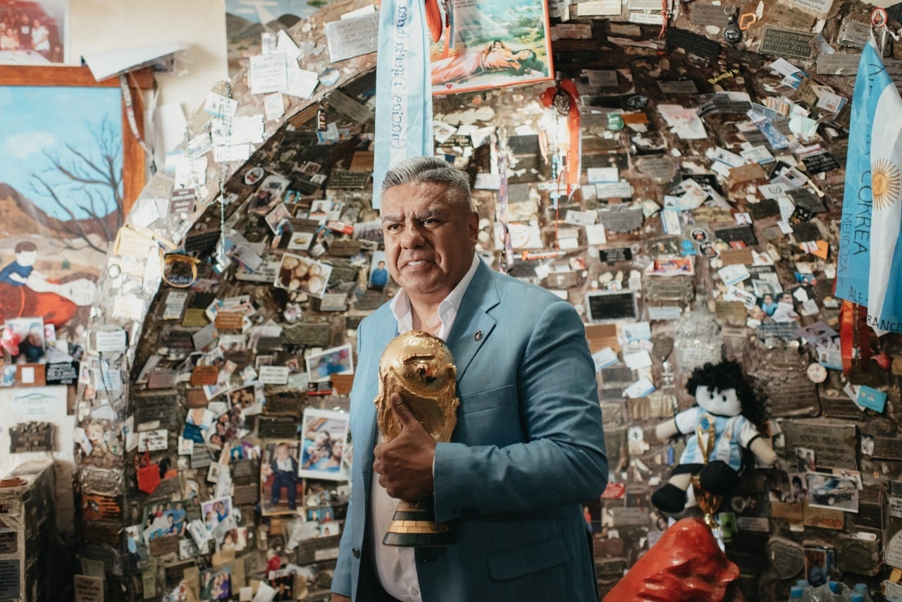 Claudio Tapia con la Copa del Mundo en la Difunta Correa. (@tapiachiqui)