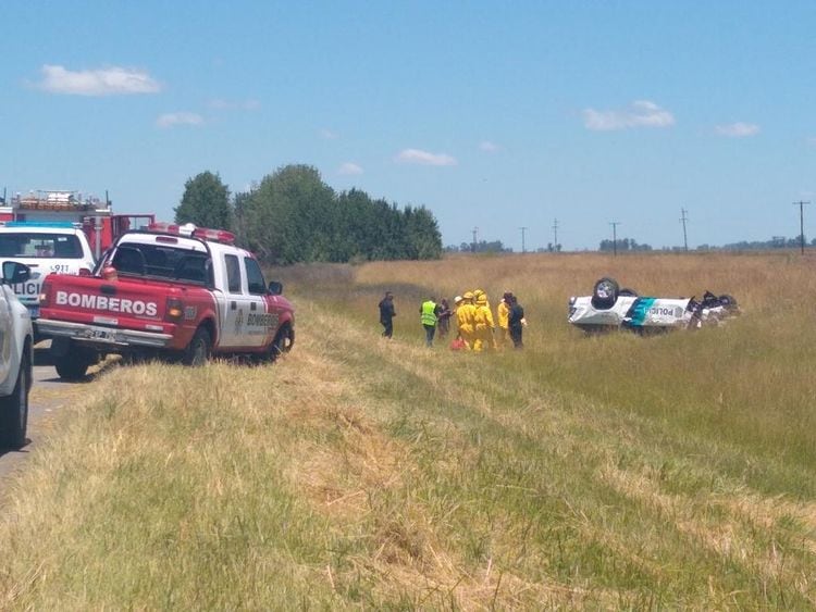 Uno de los moviles policiales del operativo Sol volcó sobre la autovía 2