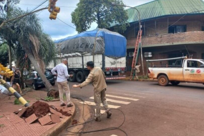 Oberá: camión enganchó parte del cableado eléctrico y provocó fallas en el servicio.