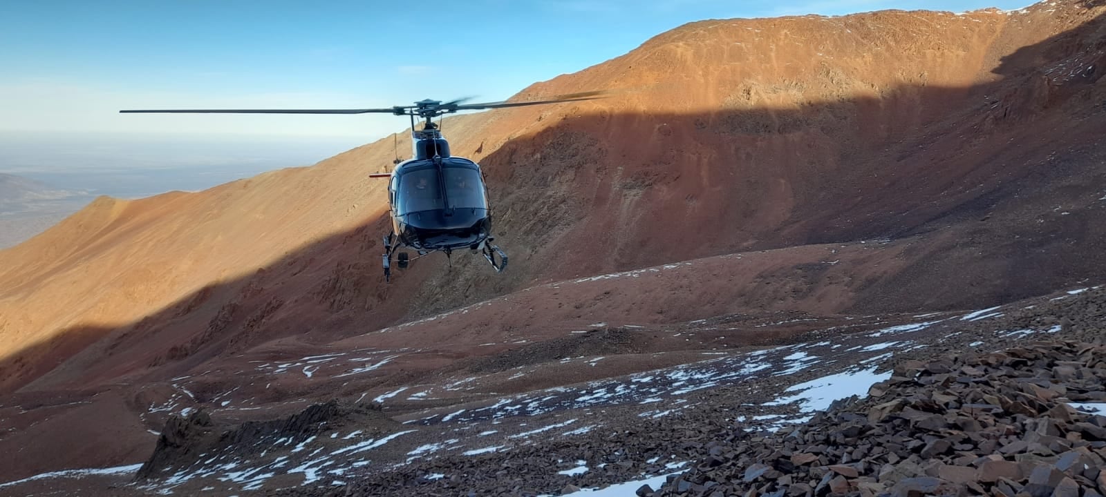 Recataron en helicóptero a una andinista que cayó en un cerro en Mendoza.