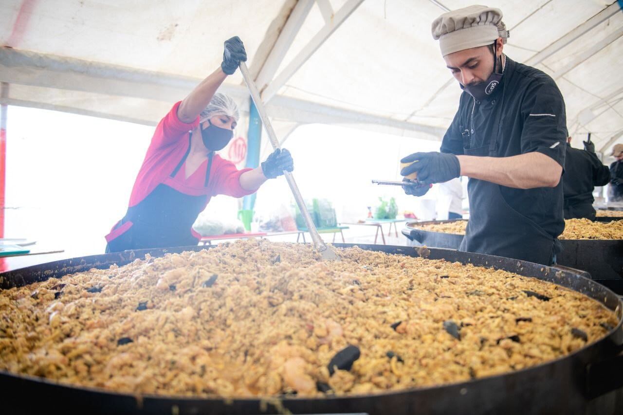 Los festejos centrales de Ushuaia incluyeron la gran paella popular de la que miles de vecinos y vecinas disfrutaron luego del tradicional desfile con participación récord de instituciones y organizaciones.