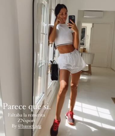 El total white de Zaira para su rutina de entrenamiento.