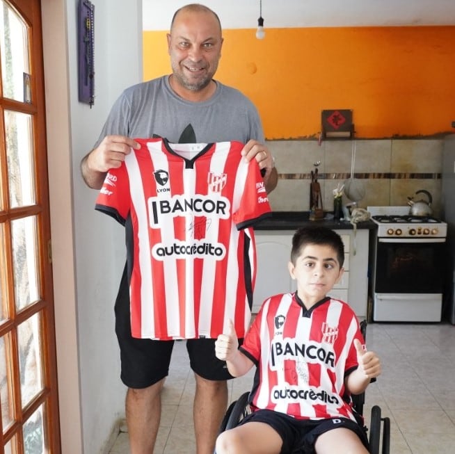 El ex goleador y actual integrante de las inferiores albirrojas estuvo en la casa de niño