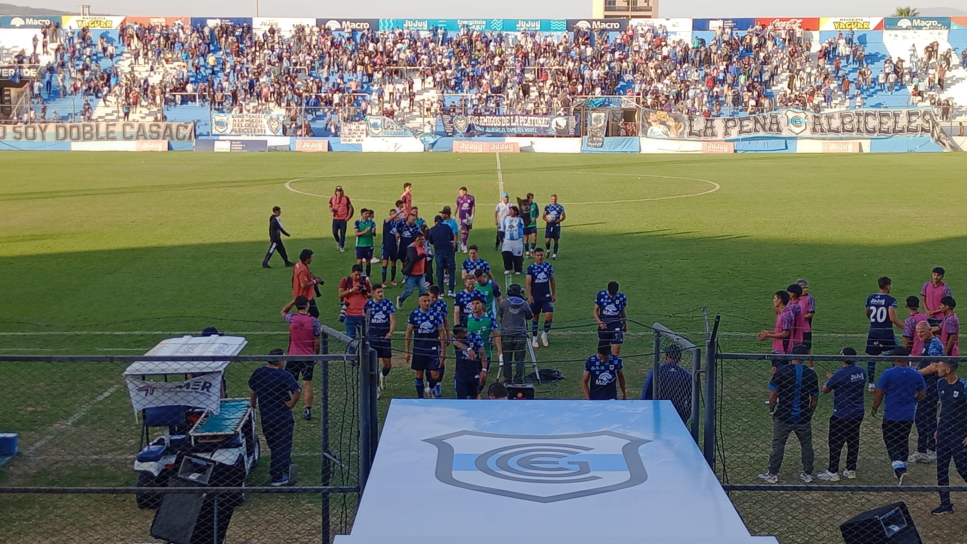 Al término del encuentro con Tristán Suárez, de Buenos Aires, el primer equipo de Gimnasia y Esgrima de Jujuy se retira del campo de juego con la aprobación del público por la victoria lograda este domingo. También se despedía de la gente el arquero Alan Sosa.