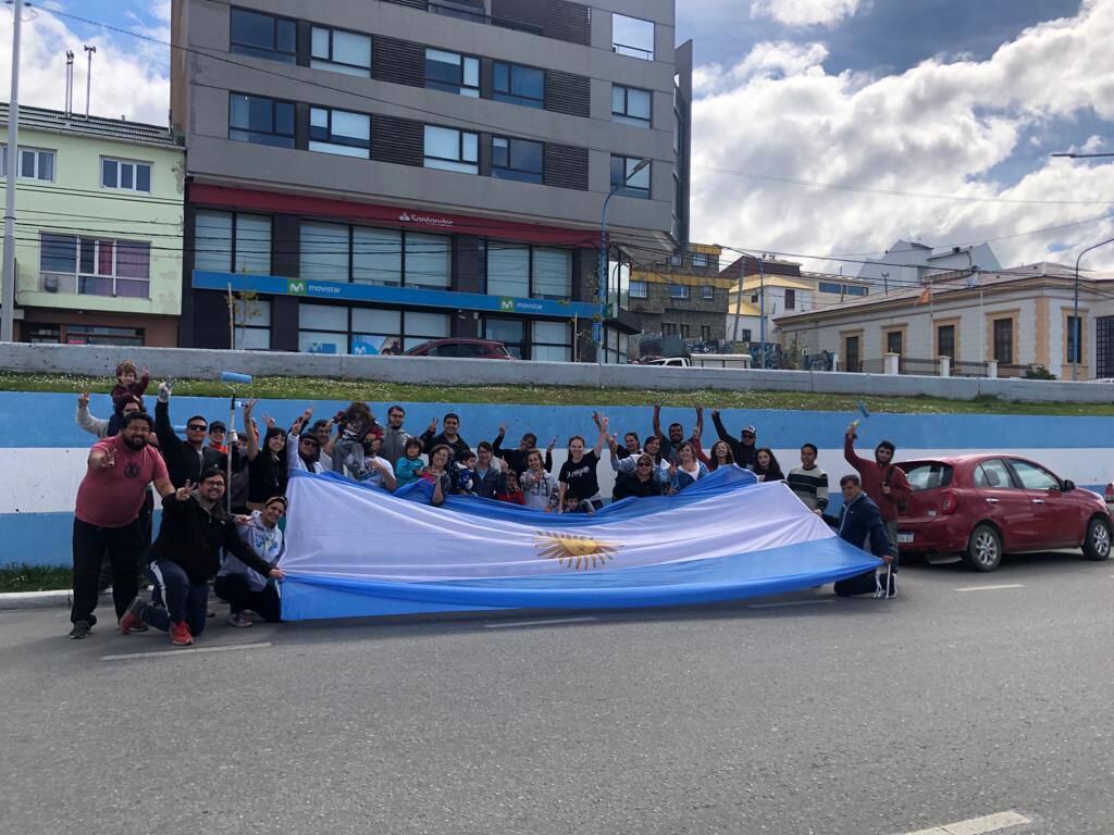 Todos los participantes se tomaron una foto para recordar el momento. Las actividades de pintado estuvieron a cargo de Omar "el negro" Juárez, apoyado por los voluntarios que se acercaron.