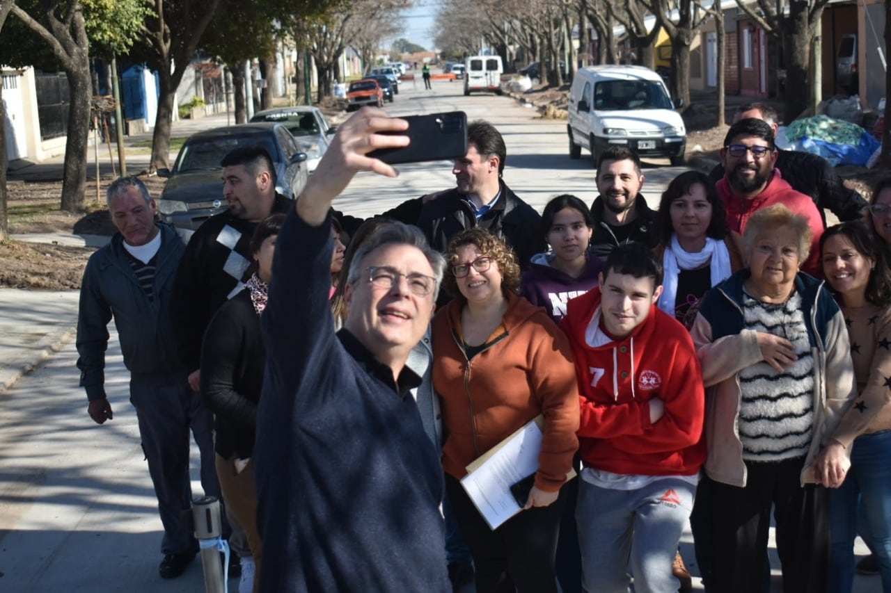 Castellano sacándose una selfie con los vecinos del barrio San José