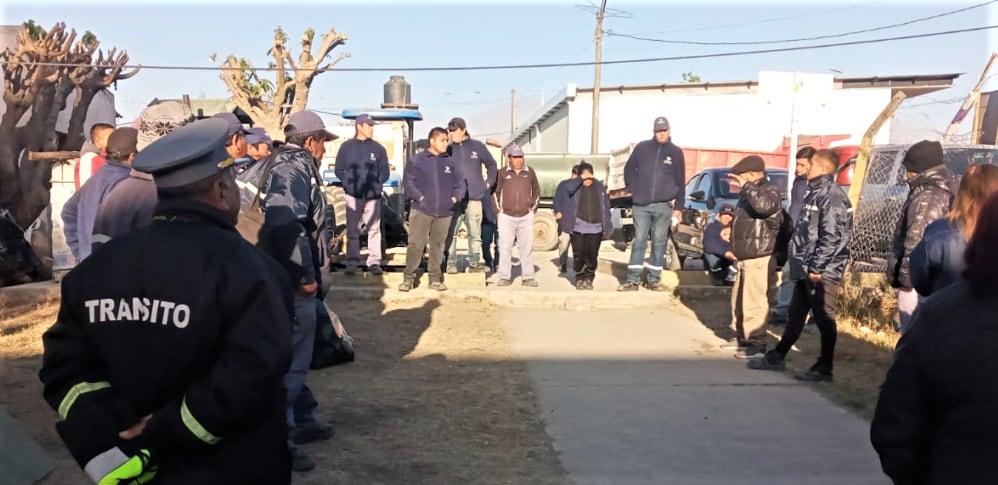 Personal del área de Tránsito y Transporte de la municipalidad local, reunido en asamblea este jueves tomando conocimiento de las medida de fuerza adoptadas para la próxima semana.