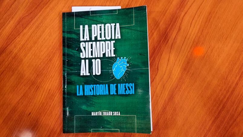 La pelota siempre al 10, el libro de Martín.