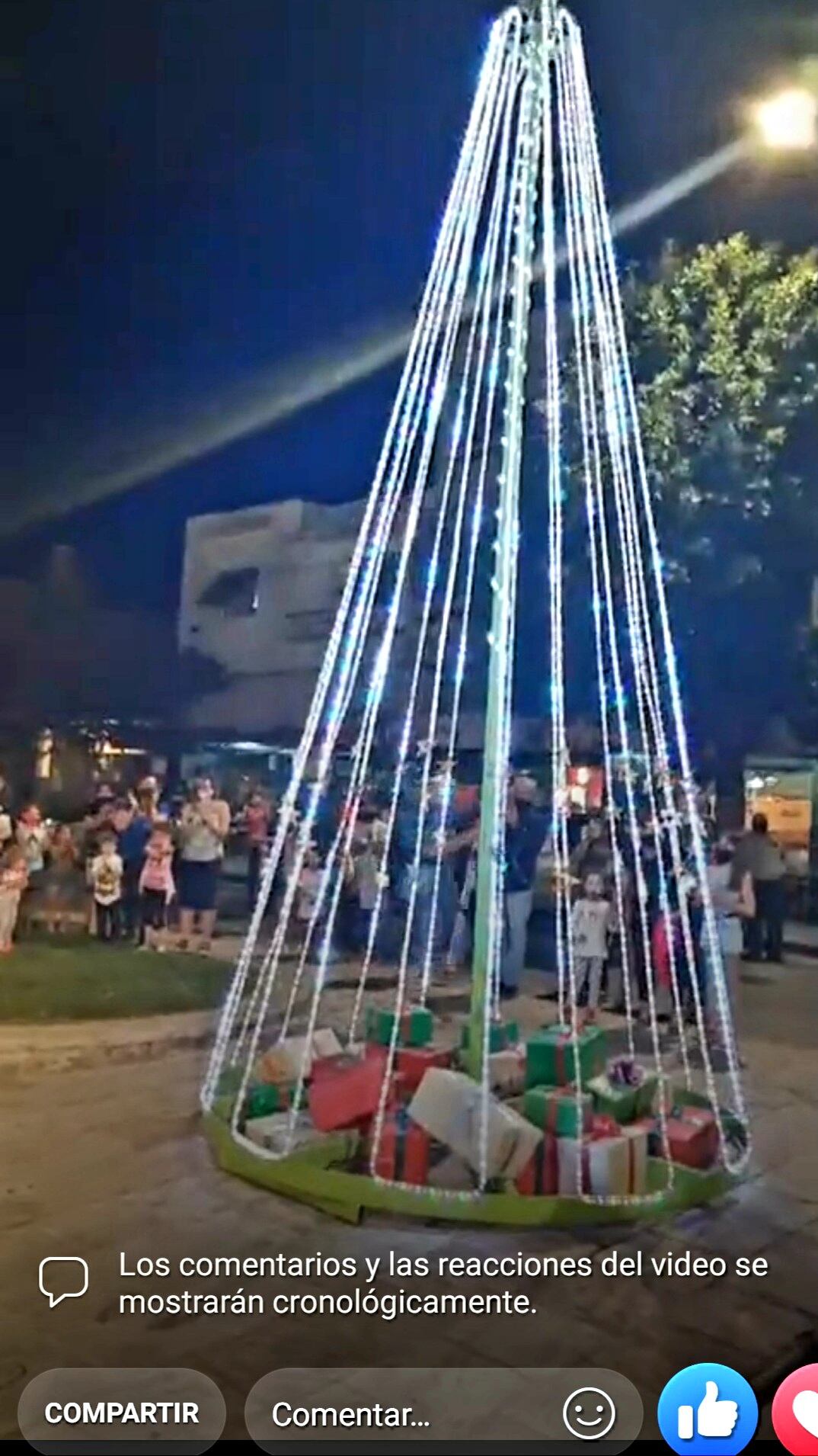 Momento del encendido del "Árbol de Navidad" en La Falda, en su transmisión en vivo.