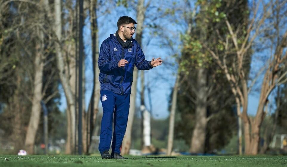 Mariano Levisman ya trabaja con los pibes de la reserva. Vuelve a Talleres, luego de que Alexander Medina lo sumara a su cuerpo técnico en Granada. Releva Adrián Dezotti, tras la eliminación del equipo de la Copa Proyección. (Prensa Talleres)