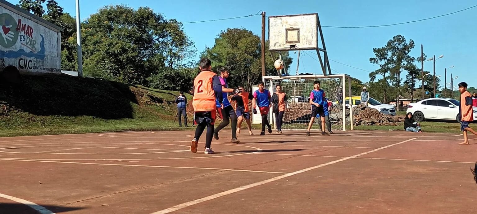 En el Barrio Manantiales de Posadas se realizó un torneo interbarrial de fútbol mixto