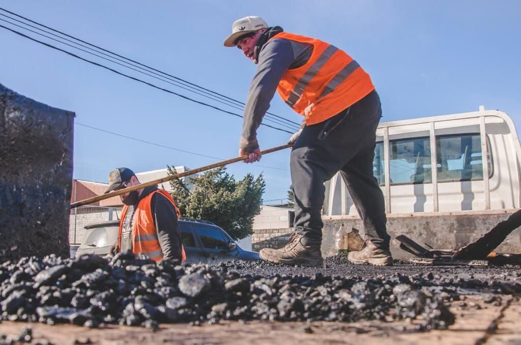 Trabajadores municipales realizan tareas de bacheo en la ciudad.