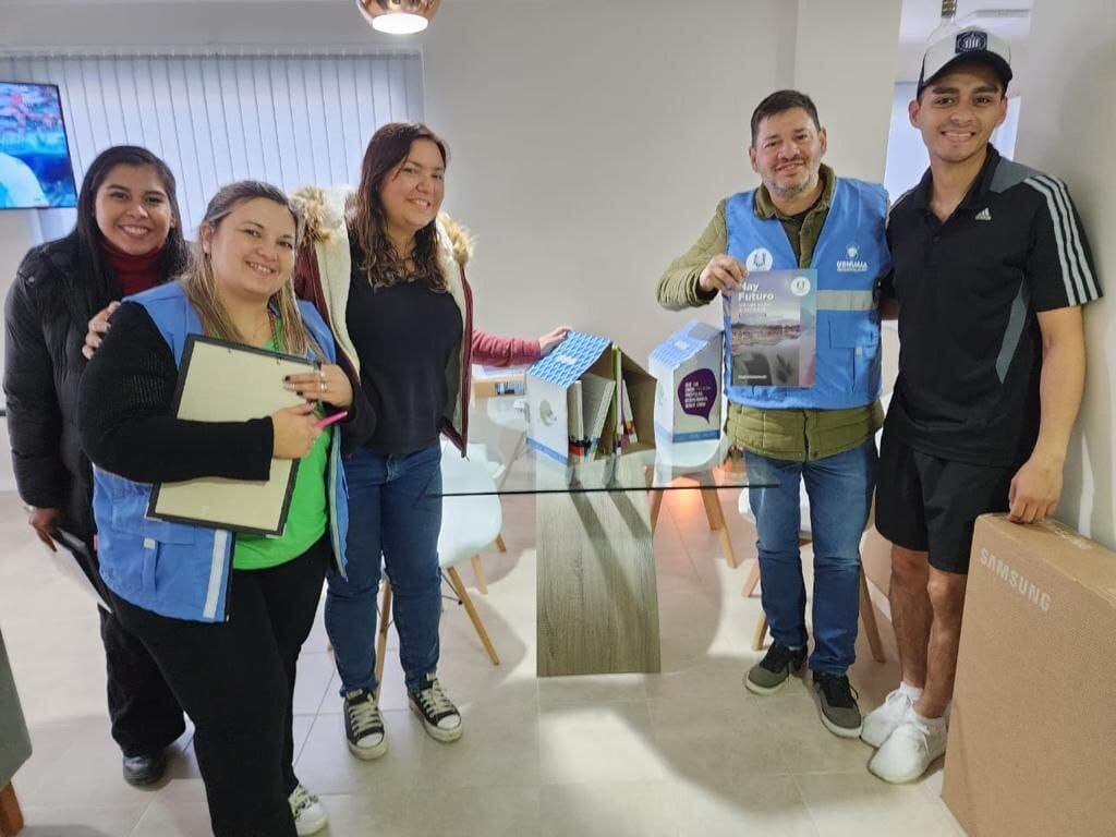 Familias de Ushuaia beneficiarias del ProCreAr recibieron bibliotecas