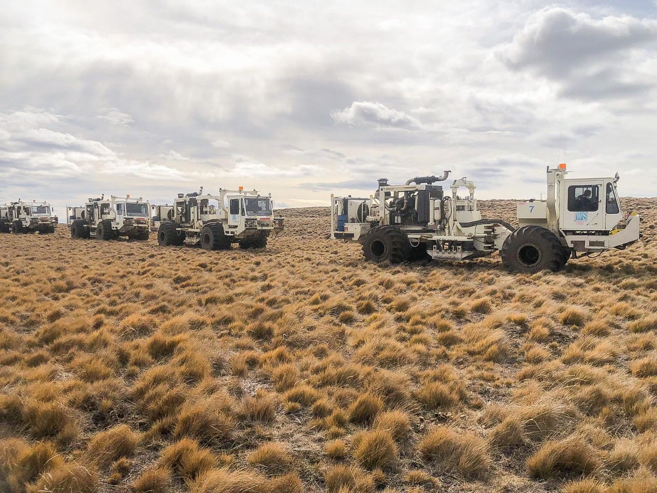 $0 vehículos recorren la zona de exploración para de determinar los futuros puntos de excavación para la extracción.