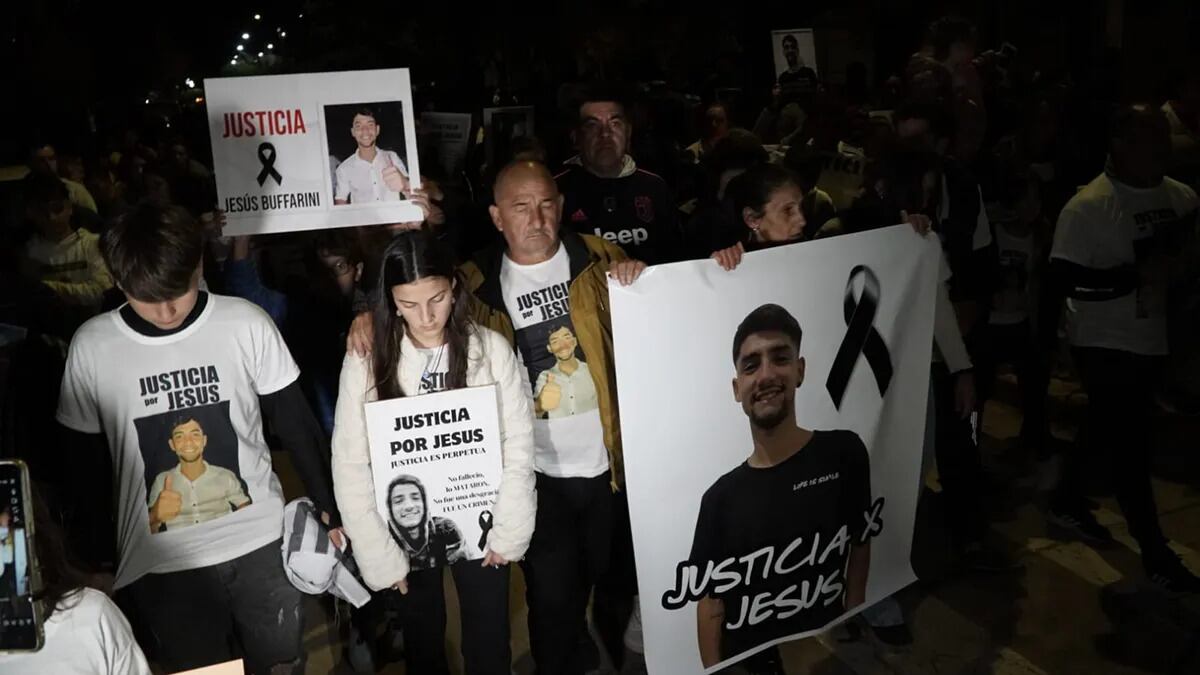 Multitudinaria marcha en General Cabreraen, en reclamo de justicia por Jesús Buffarini (Gentileza Andrés Oviedo / El Puntal)