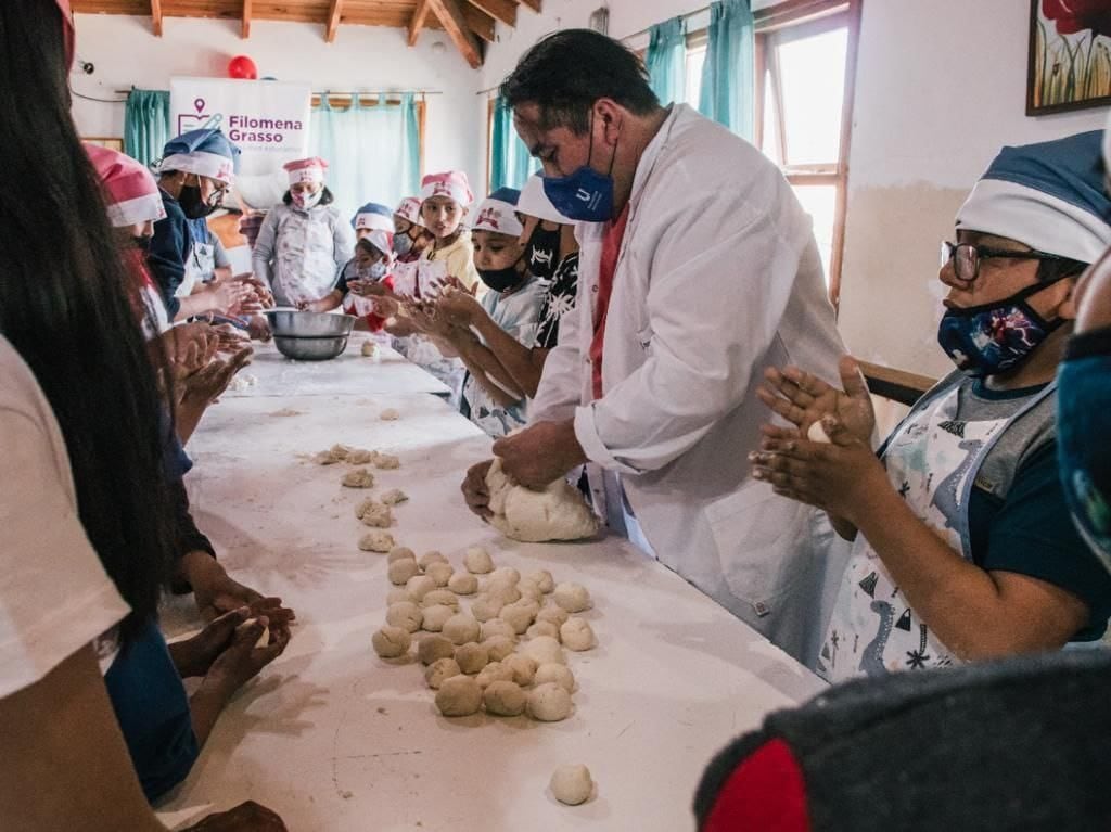 El profesor José Luis Paredes también ayudo en la faena de panificados.