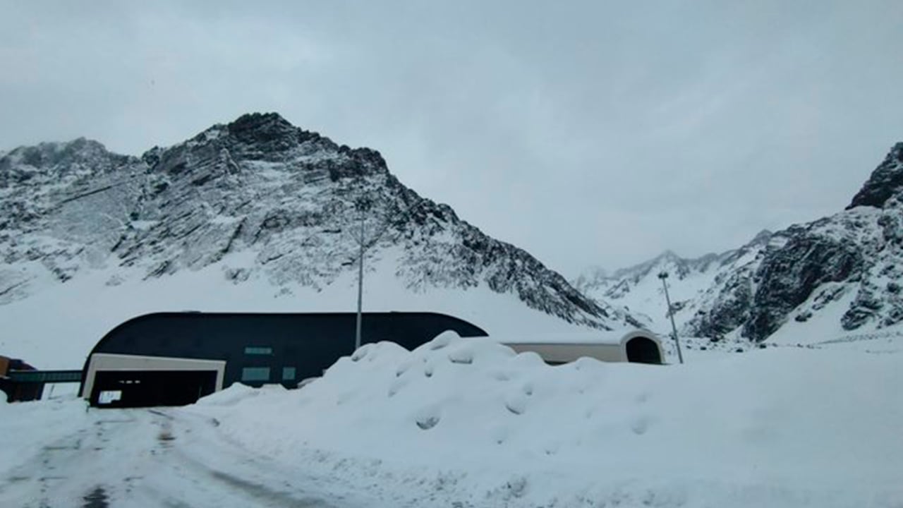 Complejo Los Libertadores se mantiene CERRADO por acumulación de nieve en la ruta y nevadas débiles en la alta montaña. Foto: X / @PasoCRMza