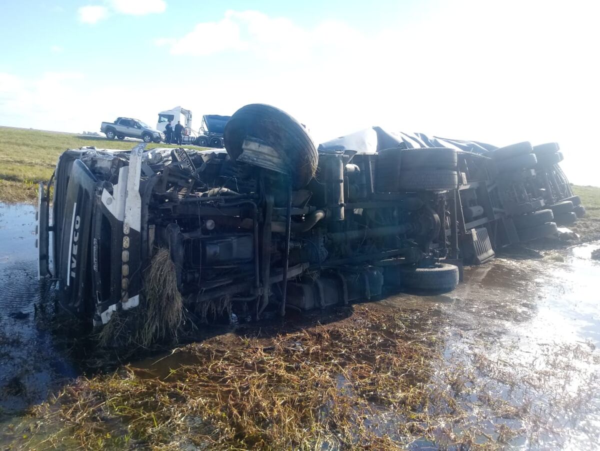 Ruta 3: chocaron tres camiones cerca de Cacharí y uno volcó en la banquina