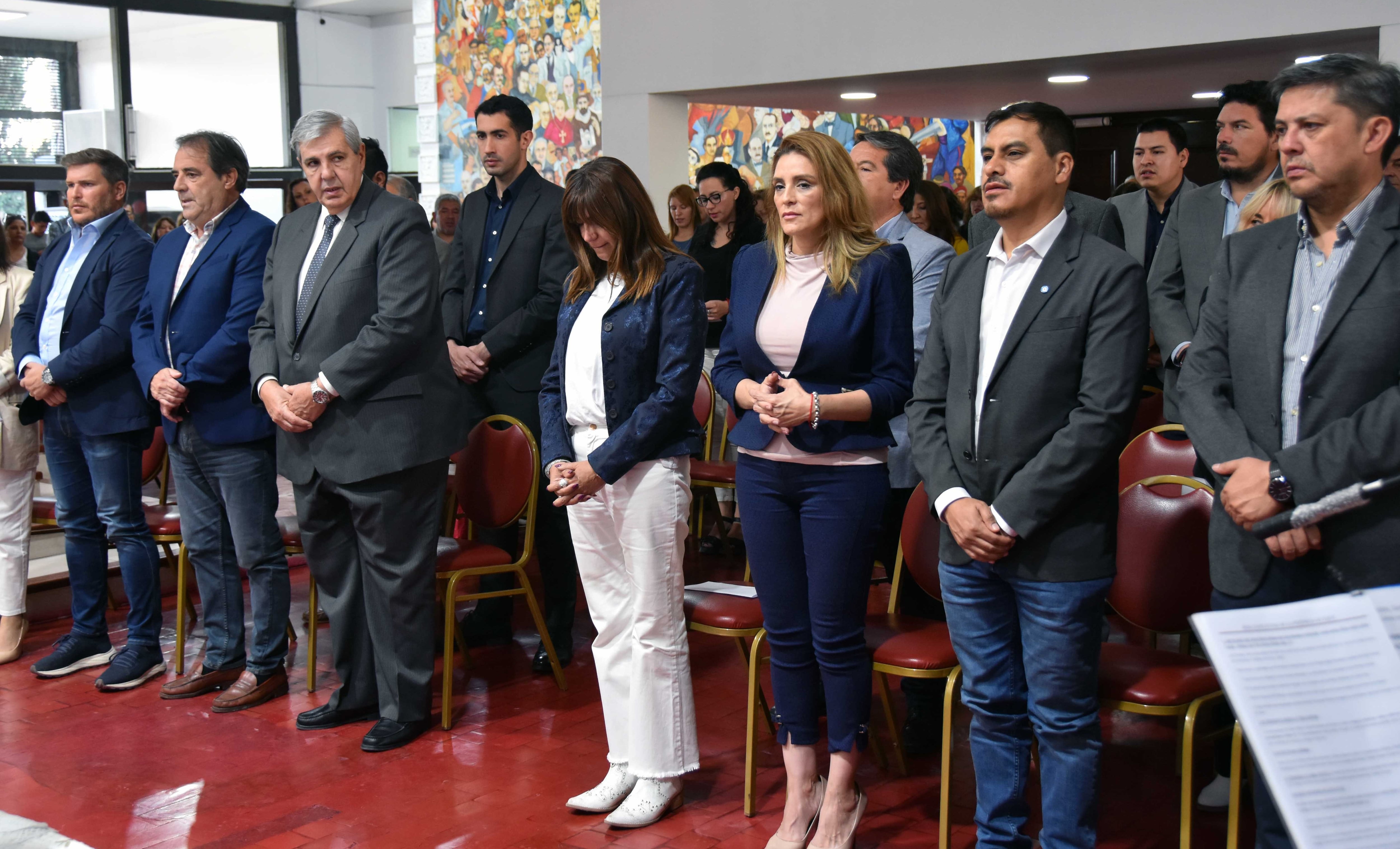 Autoridades parlamentarias y miembros de diferentes bloques, presentes en la misa con motivo de la visita de la Virgen del Rosario a la Cámara de Diputados provincial.