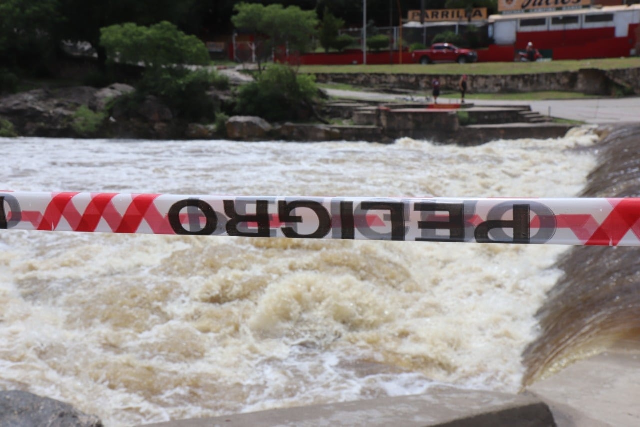 Creciente del río San Antonio en Villa Carlos Paz, tras el fuerte temporal registrado el pasado 15 de enero.