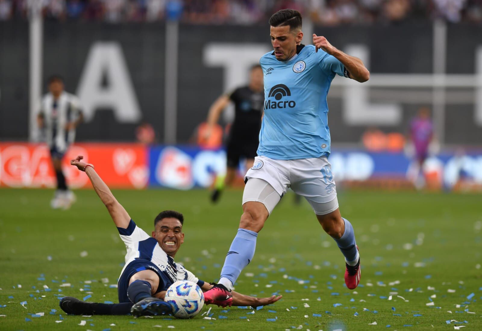 Pablo Chavarría tuvo en sus pies la gran chance de Belgrano para quedarse con el clásico pero salvó el arquero de Talleres con Guido Herrera. (Facundo Luque / La Voz)