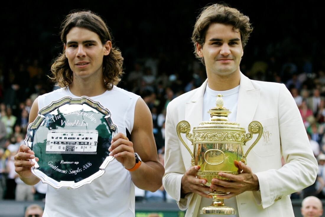 Nadal y Federer tras la final de Wimbledon en 2006 (AP)