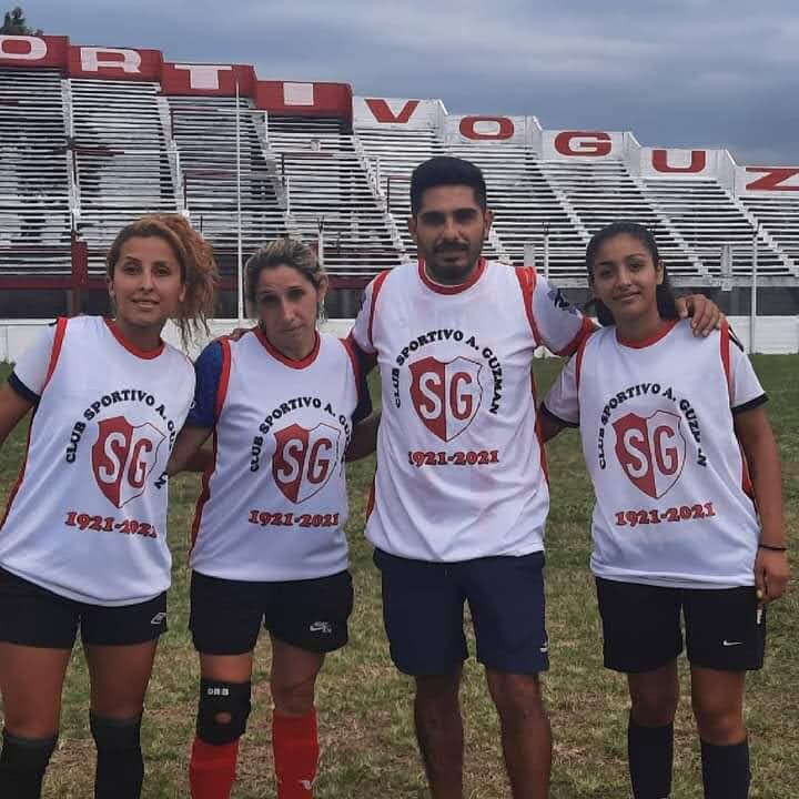 El Juliano formó su primer equipo femenino de fútbol.