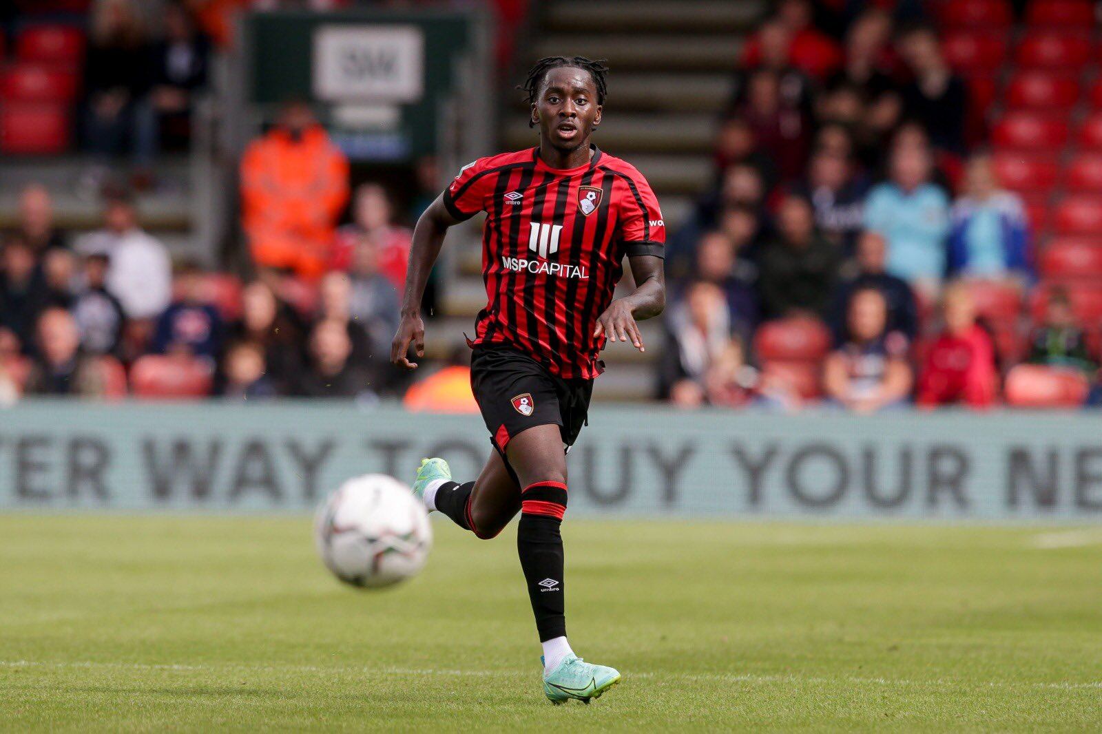 Hoy se anotaría a Armando Junior Quitirna, de 24 años, nacido en Guinea Bissau y que juega en el Crawley Towne de la segunda división de la liga inglesa. (Gentileza)