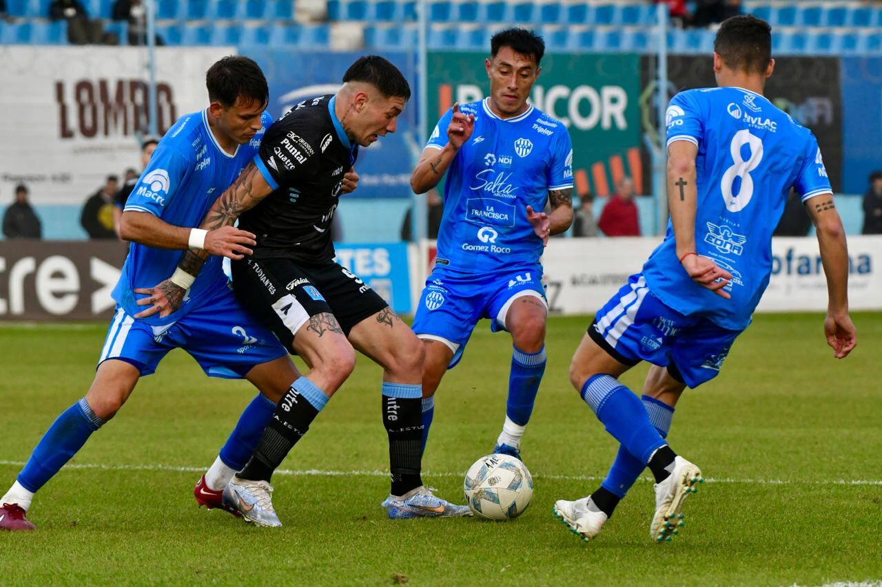 Estudiantes de Río Cuarto enfrentó a Gimnasia y Tiro de Salta por la Primera Nacional. (Tommy Fragueiro / La Voz)