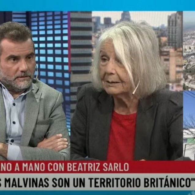 Impresentables declaraciones de Beatriz Sarlo en televisión. El rostro del conductor demuestra su asombro.