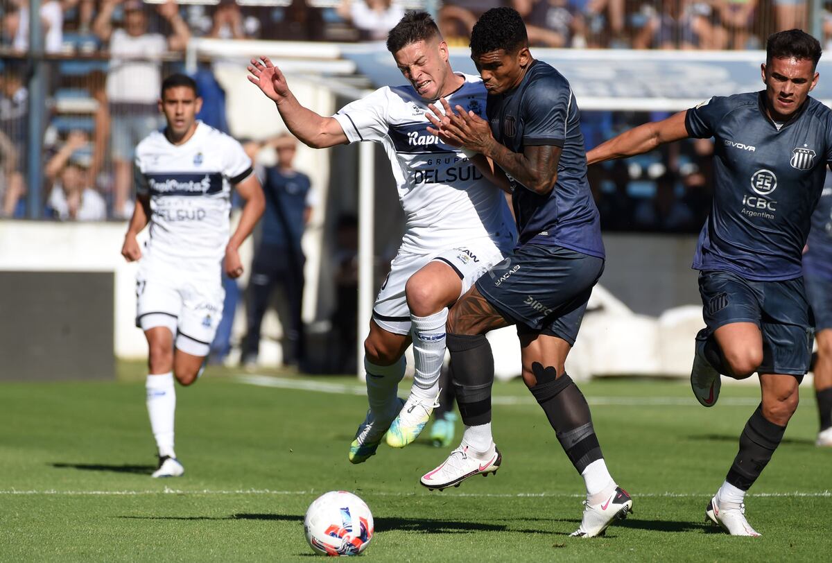 Talleres cayó por goleada en La Plata ante Gimnasia y River acaricia el campeonato