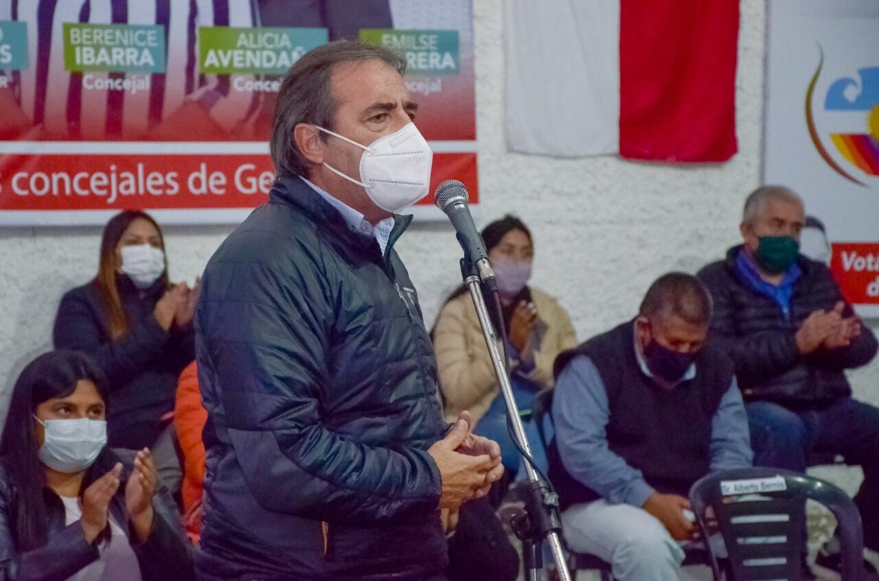 "El 27 de junio llenemos las urnas con votos para los candidatos de Cambia Jujuy, que son los candidatos de Gerardo Morales”, alentó Bernis en Monterrico.