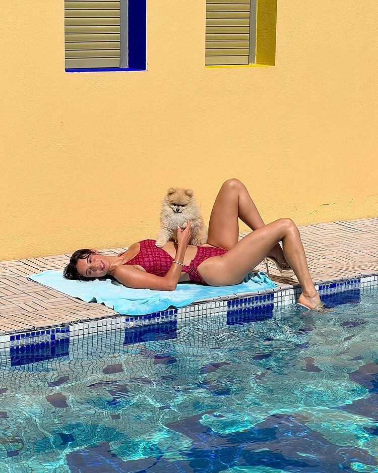 Las fotografías de María Pedraza tomando sol al borde de la pileta.