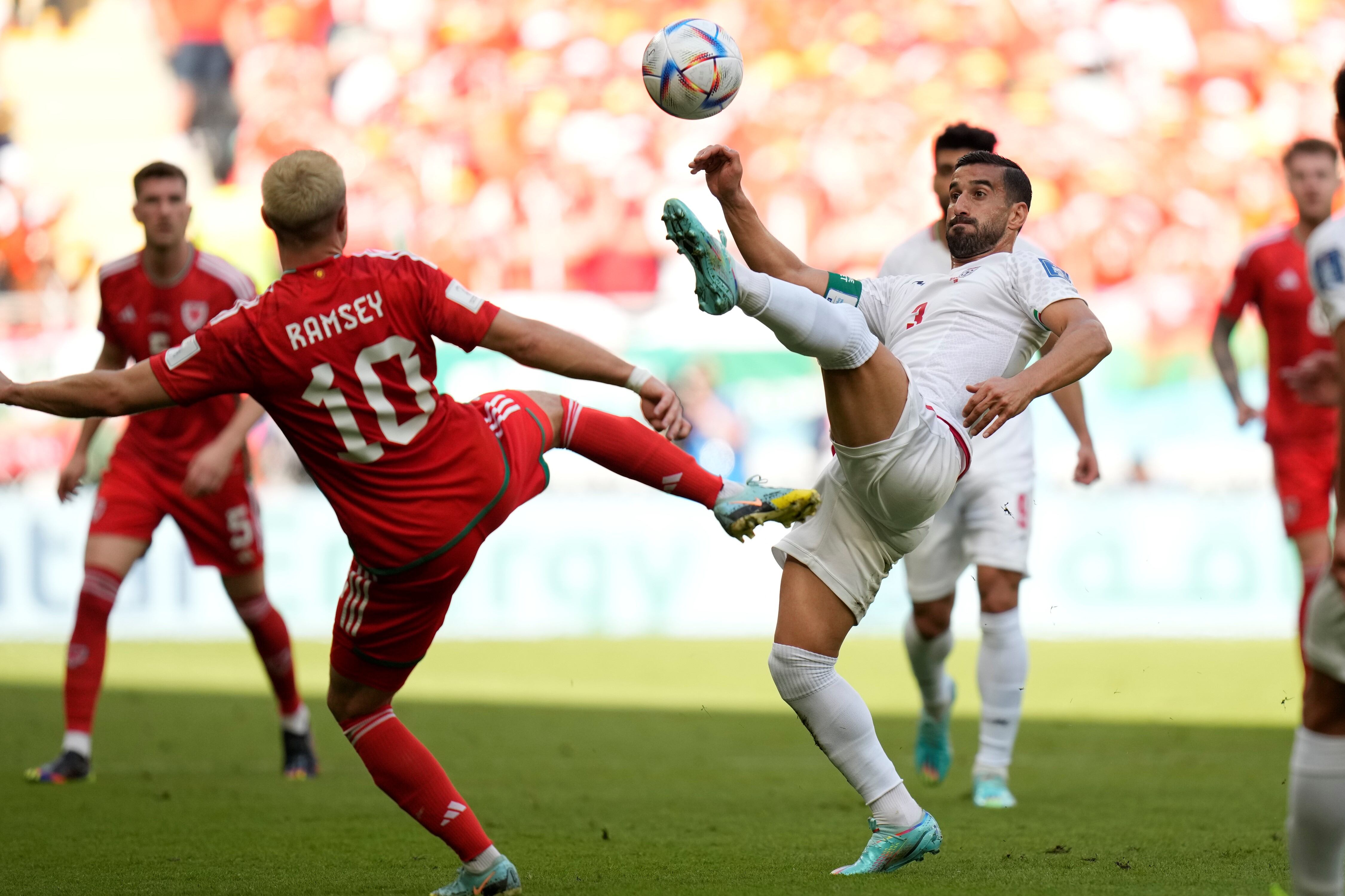 Ramsey de Gales pelea una pelota ante Irán (AP)