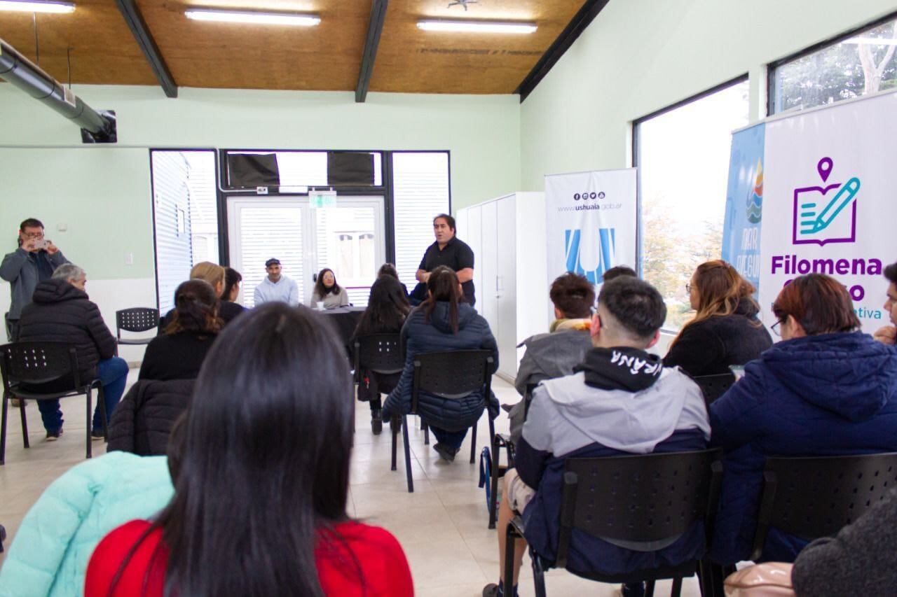 El curso “Manos que Hablan” está destinado a vecinos y vecinas de la ciudad que desean aprender lengua de señas.