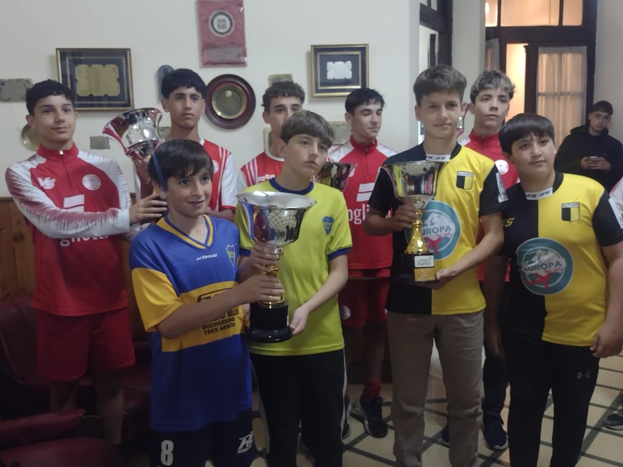 Entrega de copas a los campeones de las cinco categorías de las Divisiones Menores de Fútbol