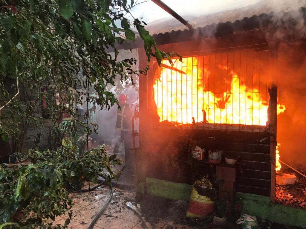 Oberá: bomberos controlaron incendio en una vivienda.