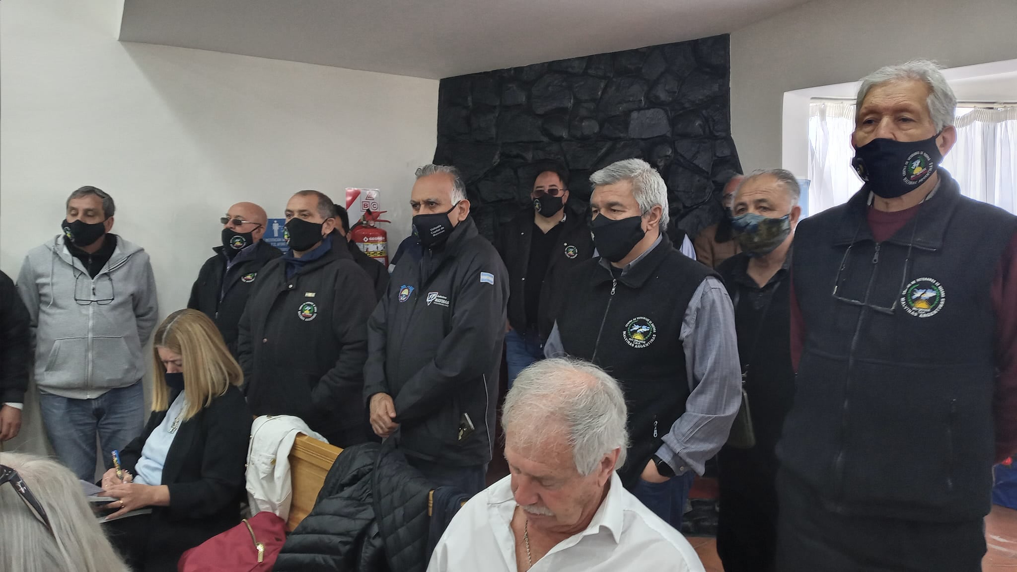 Los Veteranos y Excombatientes de Malvinas escucharon atentos la lectura del asunto 612/21 y las palabras de los legisladores.